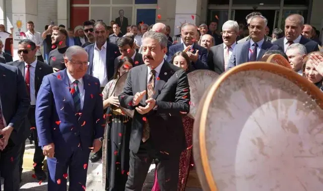 Milli Savunma Bakanı Yaşar Güler Şırnak'ta Kürtçe şarkılarla ile karşılandı