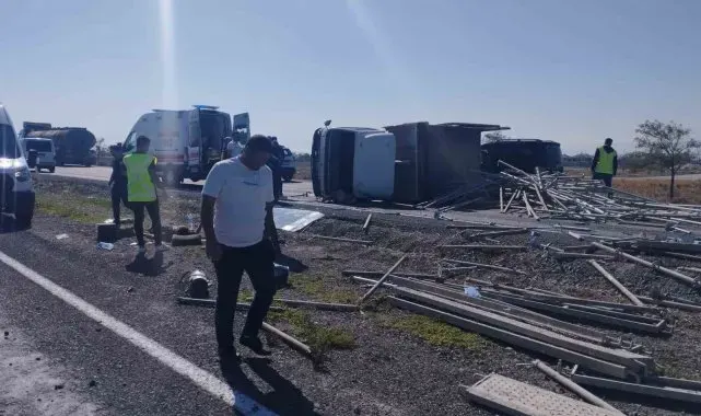 Konya'da lastiği patlayan kamyonet devrildi: 2 yaralı