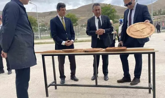 Temizlik Haftası kapsamında sergi açıldı fidanlar toprakla buluşturuldu