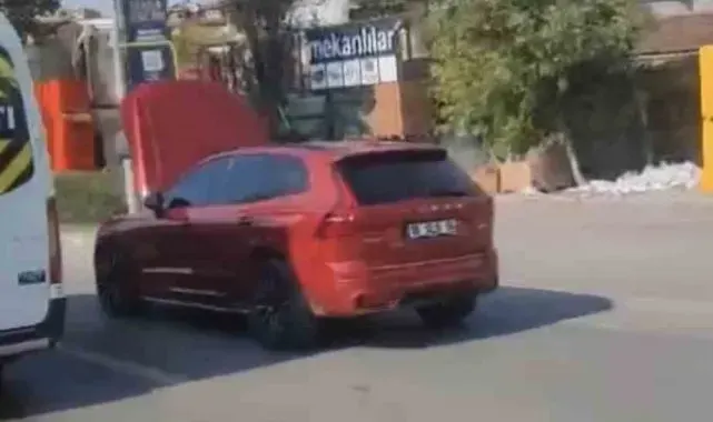 Bursa'da kaputu açık ilerleyen otomobil görenleri şaşkına çevirdi