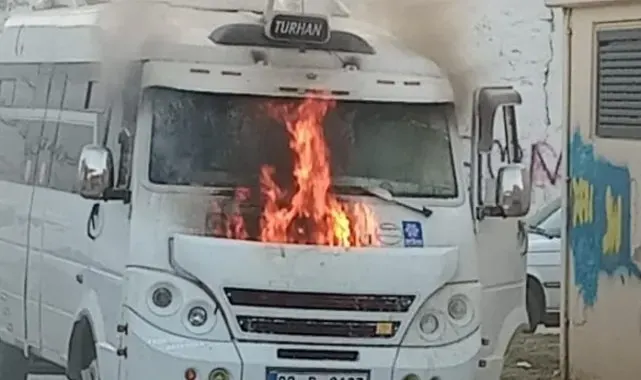 Park halindeki servis minibüsünde yangın çıktı
