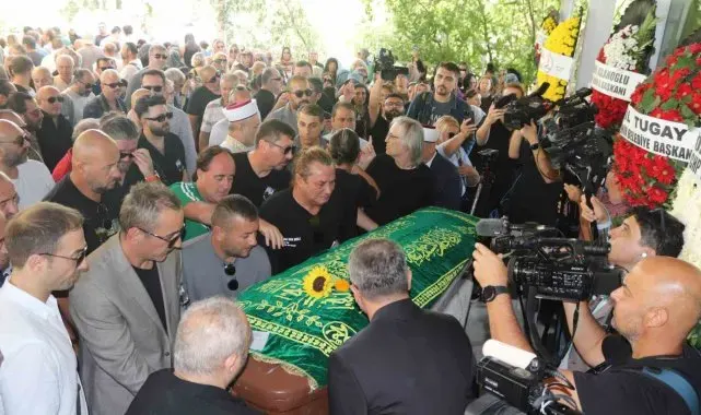 Metin Arolat'ın cenazesi İzmir'de gözyaşlarıyla uğurlandı