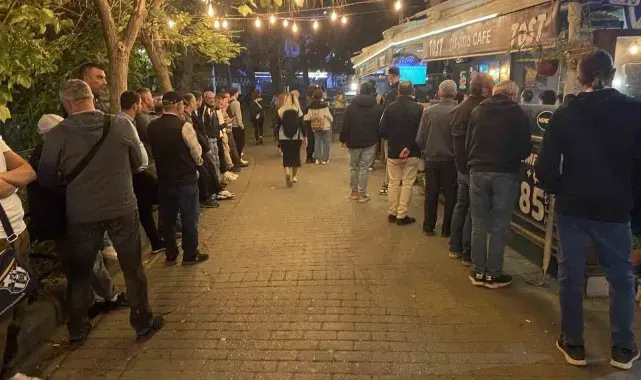 Mekanlarda oturacak yer bulamayanlar dev derbiyi kapıların dışından seyretti