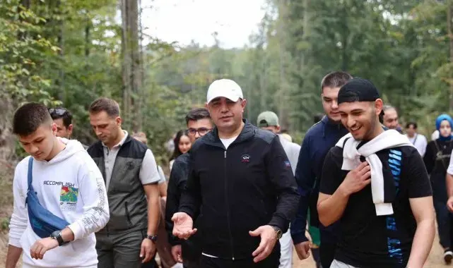 Üniversite öğrenciler hem yürüdü hem sohbet etti