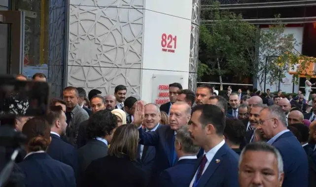 Cumhurbaşkanı Erdoğan Türkevi'nin önünde yoğun ilgiyle karşılandı