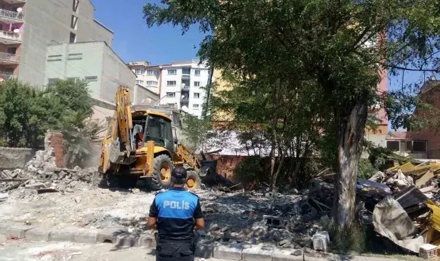 Risk teşkil eden metruk yapılara geçit yok