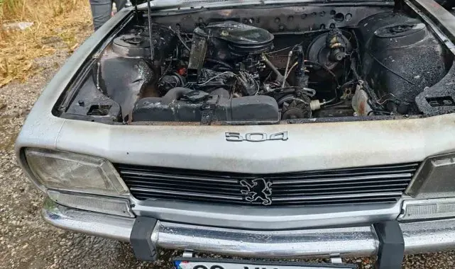 Manyas'ta aracın motoru alev aldı