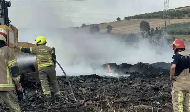 Bursa'da korkutan yangın : Kauçuklar yandı, gökyüzü siyah dumanla kaplandı