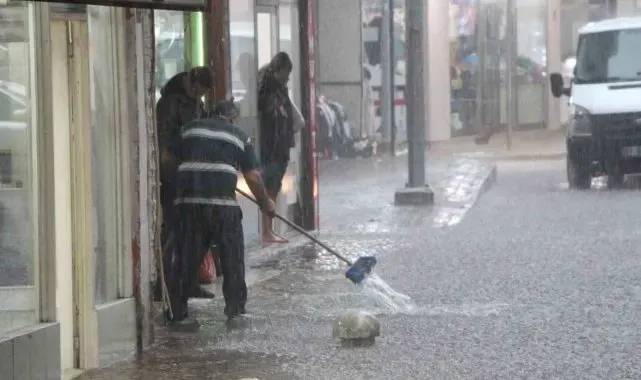 Trabzon'un Araklı ilçesinde şiddetli yağış etkili oluyor