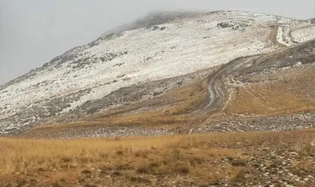 Başkale'de mevsimin ilk karı yağdı