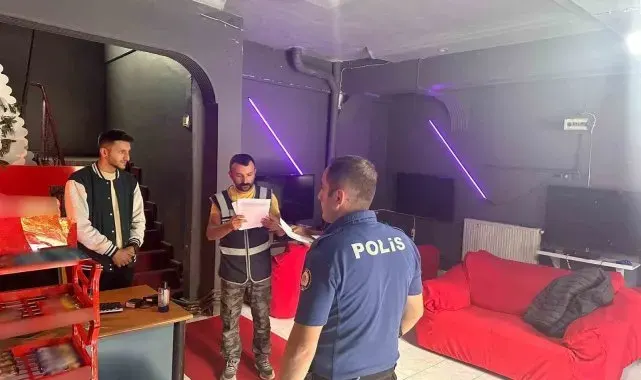 Kars'ta polis öğrenci servisi okul çevresinde denetim yapıyor