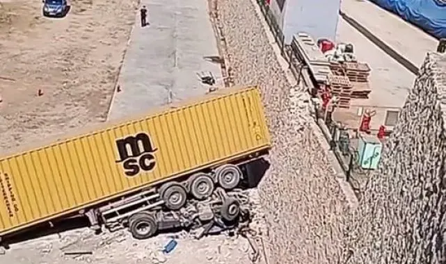 Bursa'da freni boşalan tır mobilya fabrikasının bahçesine uçtu