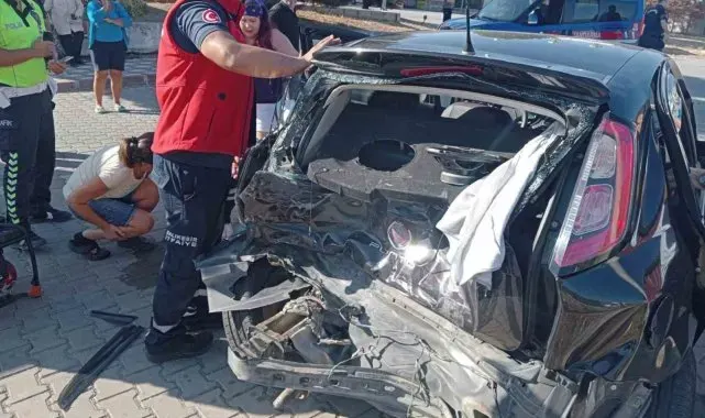 Edremit'te 3 araç trafik kazası yaptı; 4 yaralı