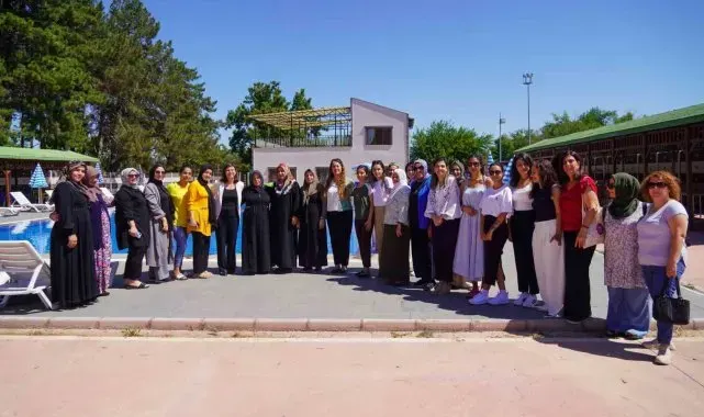 İlk defa havuza gidip yüzmeyi öğrendiler