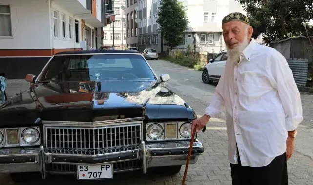 85 yaşındaki Rizeli Mustafa dede 1973 model klasik arabasına gözü gibi bakıyor