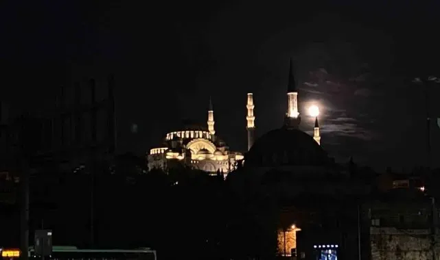 İstanbul 'da "Süper Kanlı Ay Tutulması"
