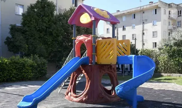 Kuşadası'nda çocuk parkındaki oyun grubuna zarar verildi