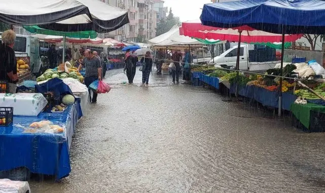 Tekirdağ'da şiddetli yağış, Salı Pazarı'nı sular altında bıraktı