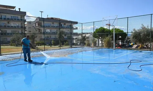 Kuşadası Belediyesi'nden detaylı temizlik çalışması