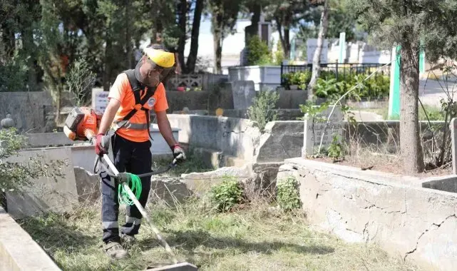 Mezarlıklarda bakım ve onarımı yapılıyor