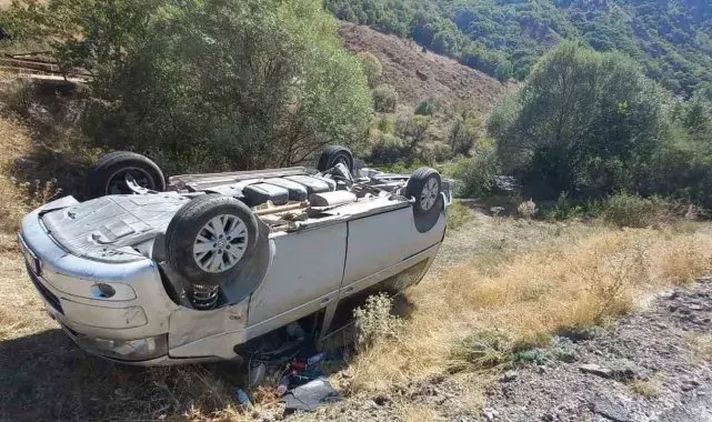 Tunceli'de otomobil ters döndü