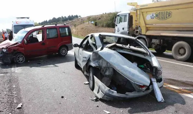 Samsun'da hafif ticari araç ile otomobil çarpıştı: 4 yaralı