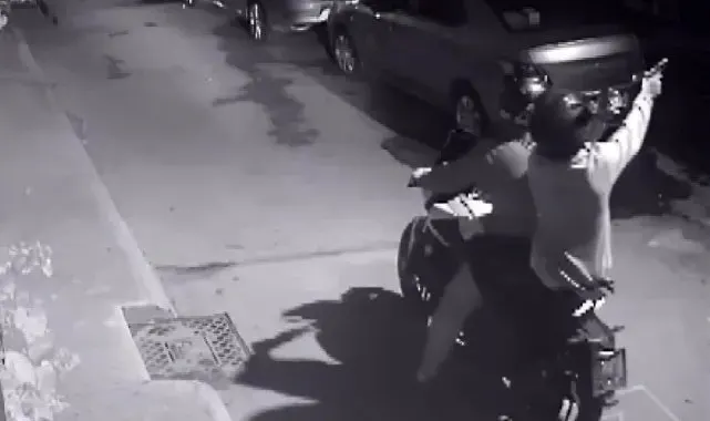 Pendik'te motosikletli şahıs hem apartmana ateş etti, hem videoya aldı