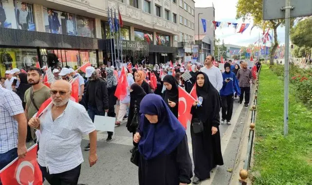 LGBT'ye karşıtı yüzlerce vatandaş Fatih'te bir araya geldi