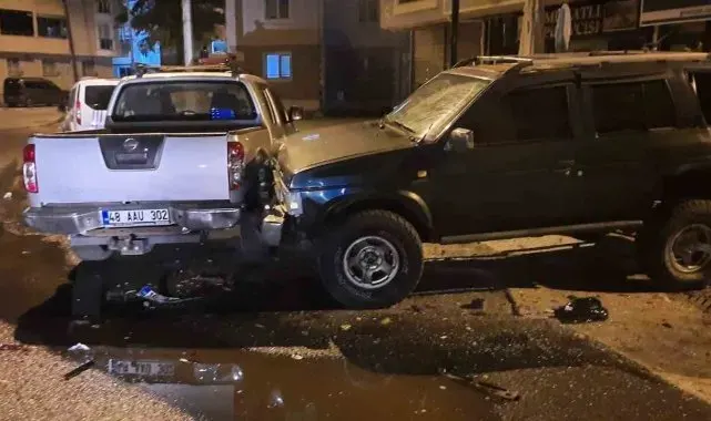 Park halindeki araçlara çarpıp kaçtı