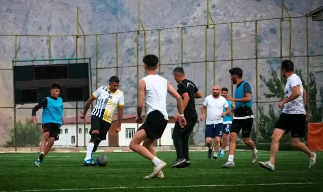 Vali Çelik, sporcularla çift kale maçı yaptı