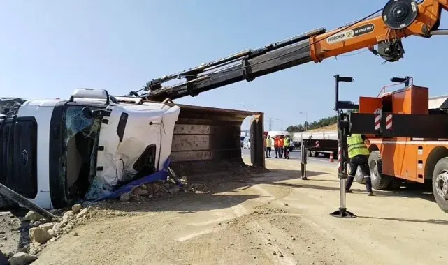 Sultanbeyli'de hafriyat yüklü kamyon devrildi: 1 yaralı