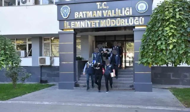 Batman'da sahte koruma kimlikli göçmen kaçakçısı yakalandı