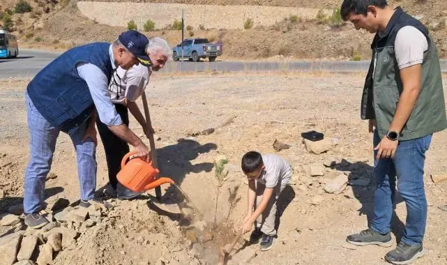 Mersin'de 2 bin 500 fidan toprakla buluşturuldu