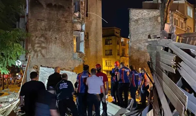 Fatih'te 3 katlı metruk bina çöktü: 1 yaralı