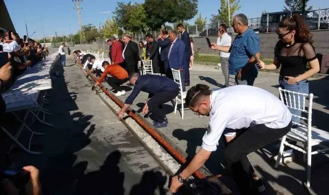 Van'da tek şişte yapılan 65 metrelik kebap dakikalar içerisinde tüketildi
