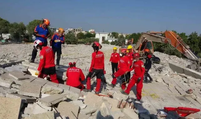 Mersin'de deprem tatbikatı gerçeğini aratmadı