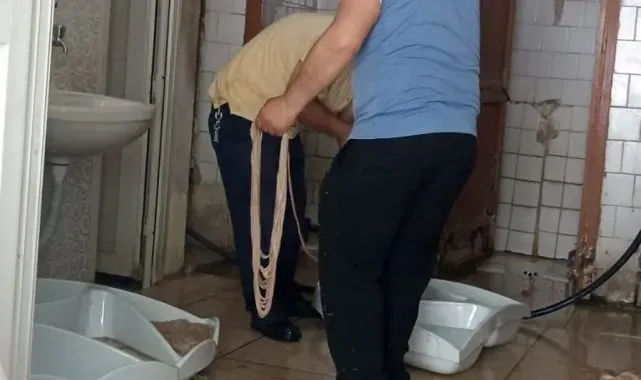 Umumi tuvalette bağırsak temizlediler