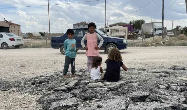 Bu mahallede yaşayanlar tozdan dolayı pencerelerini açamıyor