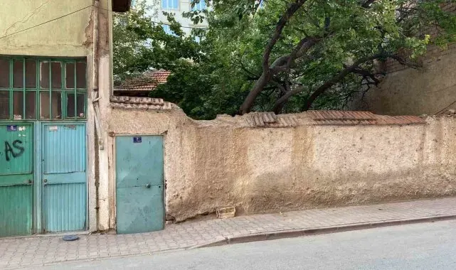 Konya'da bir evin bahçesinde toprağa gömülü kadın cesedi bulundu