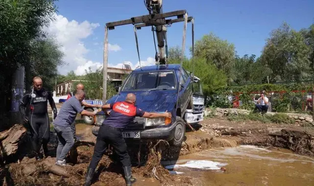 Selin vurduğu Menderes'te araçlar kurtarıldı, sular tahliye edildi