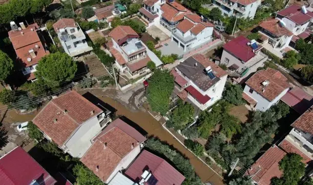 İzmir'i sağanak vurdu: Ev ve iş yerlerini su bastı, tekneler sele kapıldı