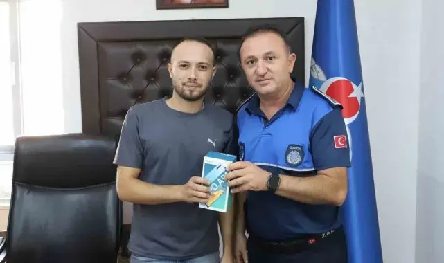 İki yıl önce kaybettiği telefonunu zabıta teslim etti