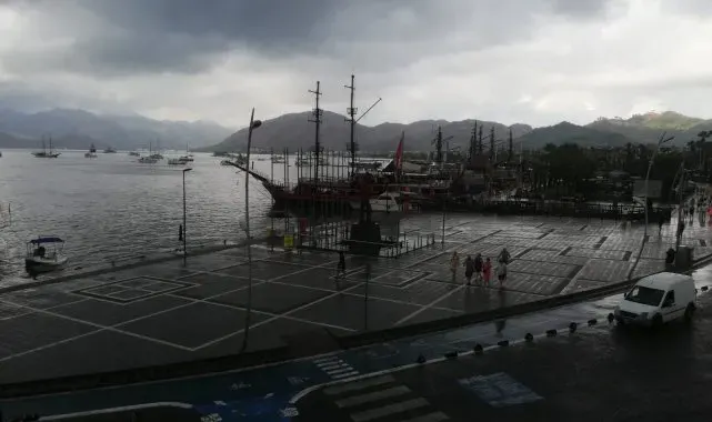 Marmaris'te sağnak yağış etkili oldu