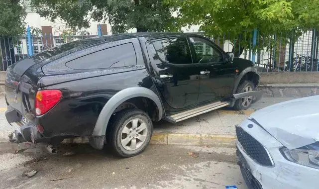 Kontrolden çıkan kamyonet okul duvarına çarptı