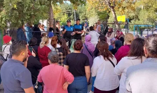 Polis ekipleri öğrencilere ve velilere basit güvenlik tedbirlerini anlattı