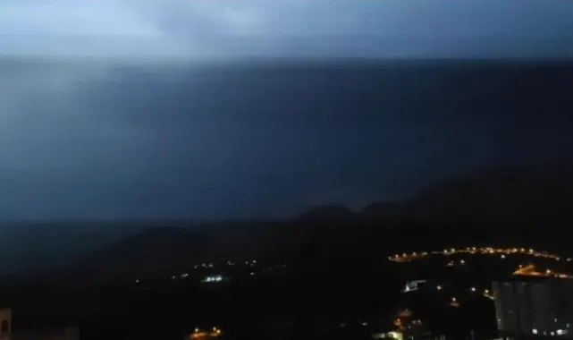 Batman'da gece boyunca peş peşe çakan şimşekler geceyi gündüze çevirdi