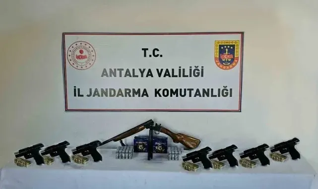 Antalya'da iki ilçede ruhsatsız silah operasyonu: 4 kişiye adli işlem