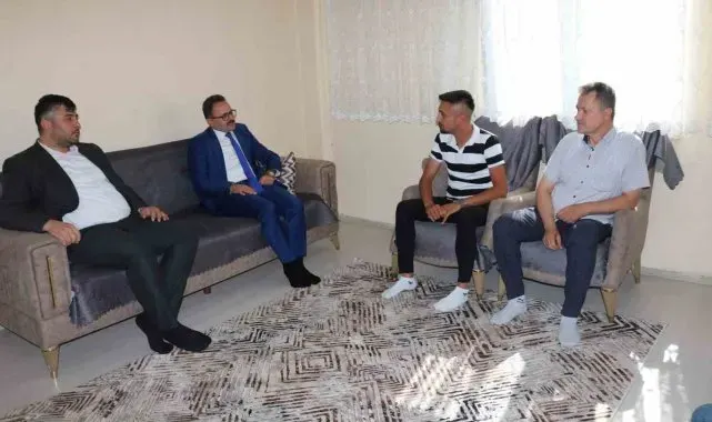 Gediz'de Kaymakam Alkan yaralı askeri evinde ziyaret etti