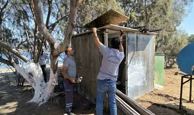 Adadaki kaçak kulübe söküldü