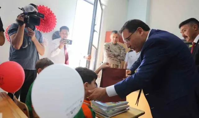 Vali Çiçek: "Evlatlarımız öğretmenlerine sadece ailelerinin değil, milletimizin emanetidir"
